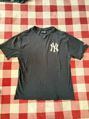New Era Black Tee with White NY Logo and Statue of Liberty on back Men’s size M